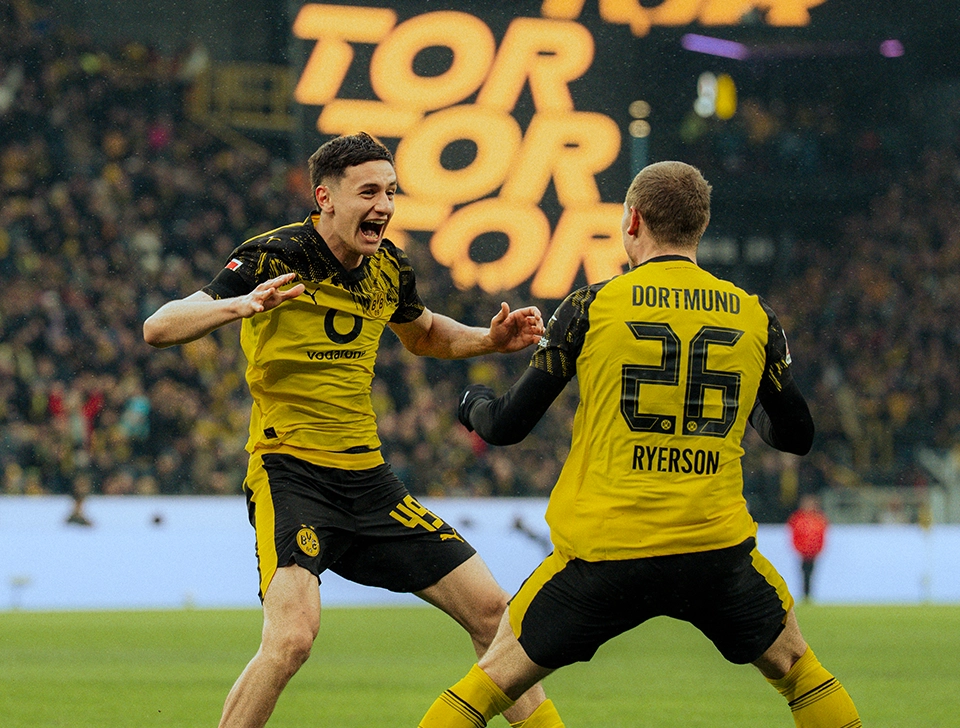 Reggiani celebrating his goal with Ryerson (photo)