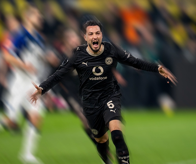 Bensebaini running away in celebration, an HSV player in the background (photo)