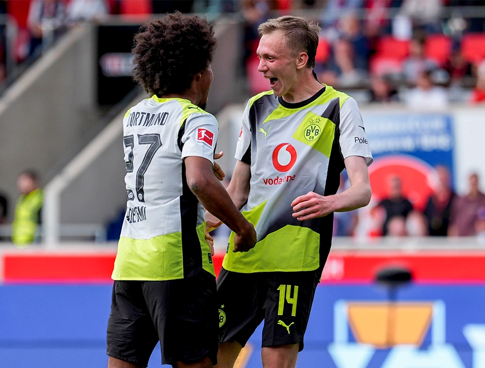 Adeyemi congratulating goalscorer Beier (photo)