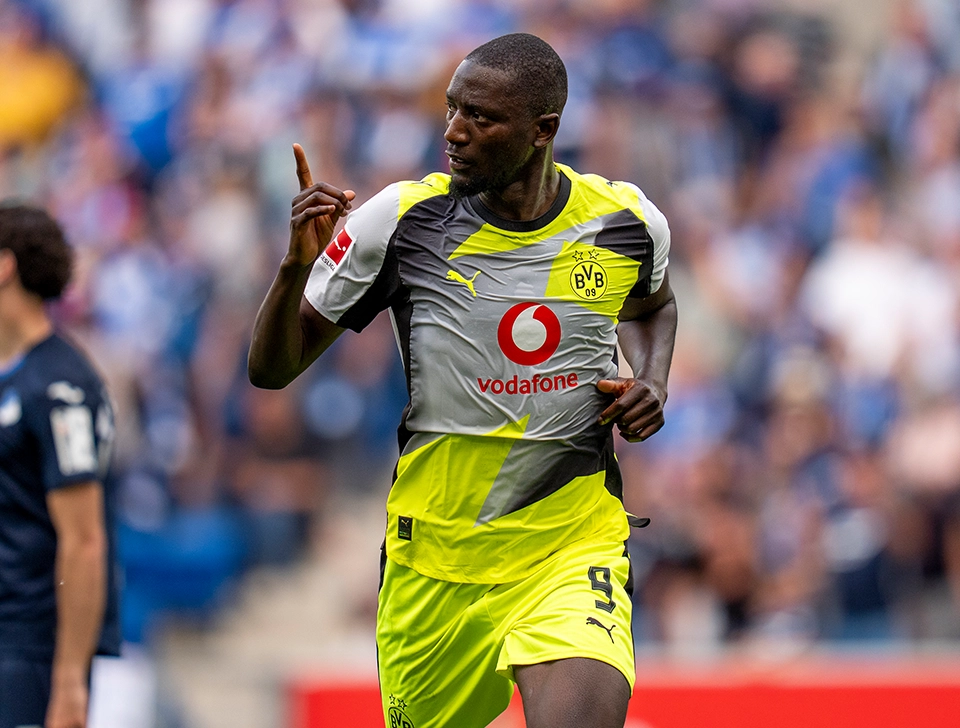 Guirassy celebrating with his index finger raised (photo)