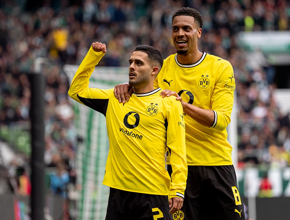 Yan Couto celebrating his goal, Nmecha grabbing his shoulders from behind (photo)