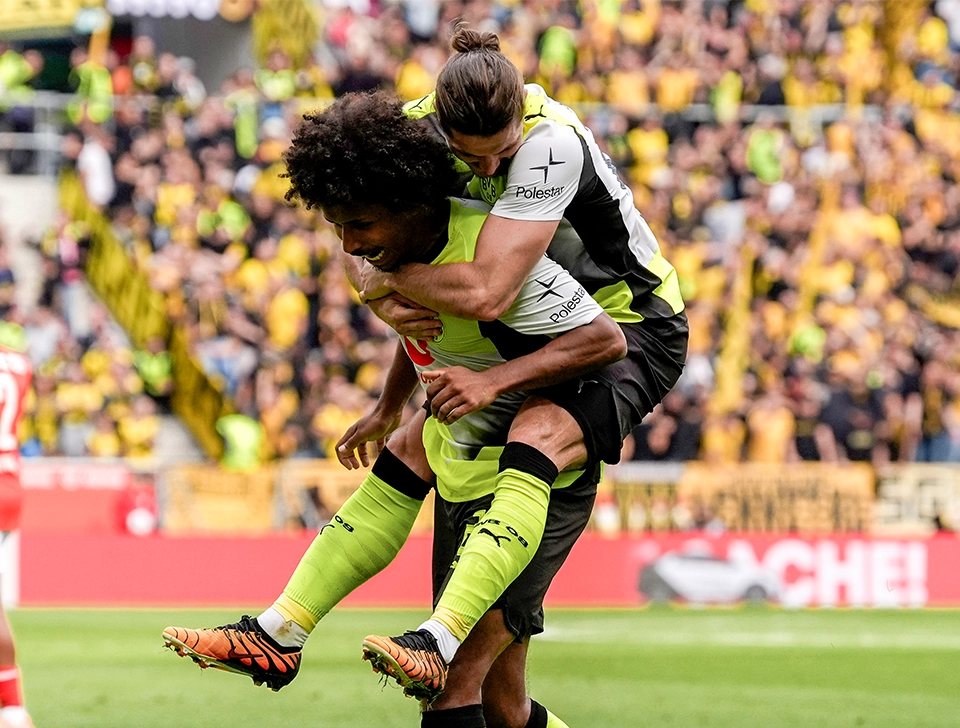 Sabitzer celebrating on Adeyemi's back (photo)