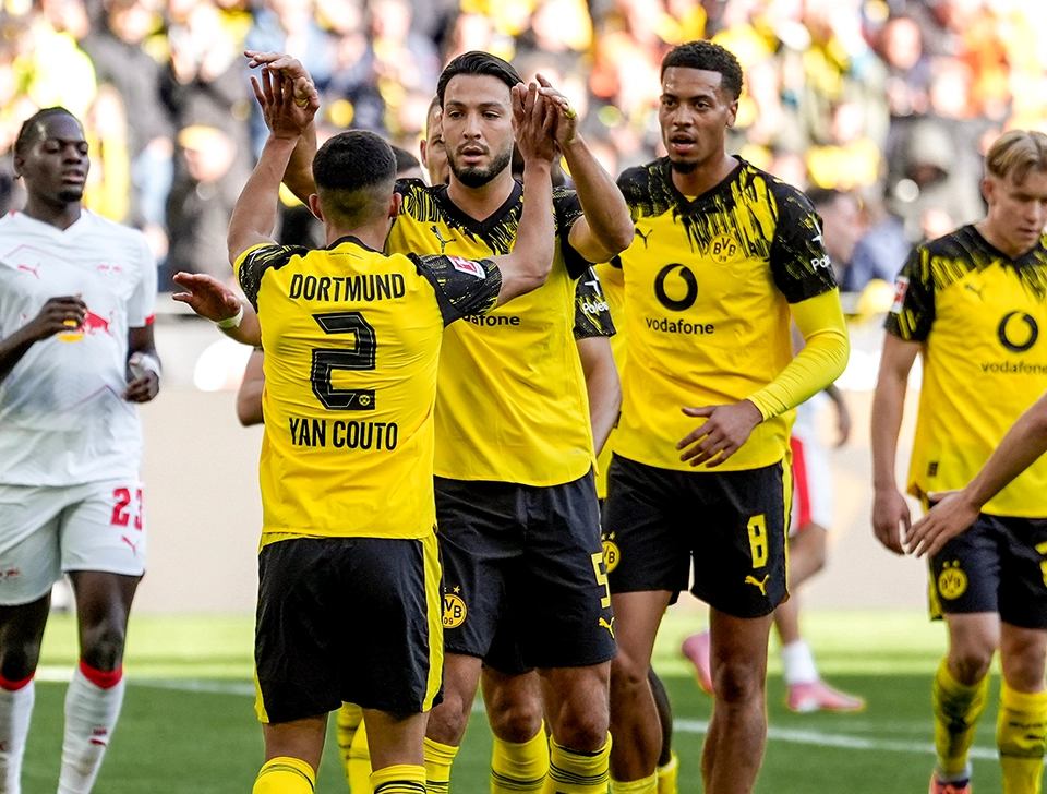 Some BVB players coming over to high-five goalscorer Couto (photo)