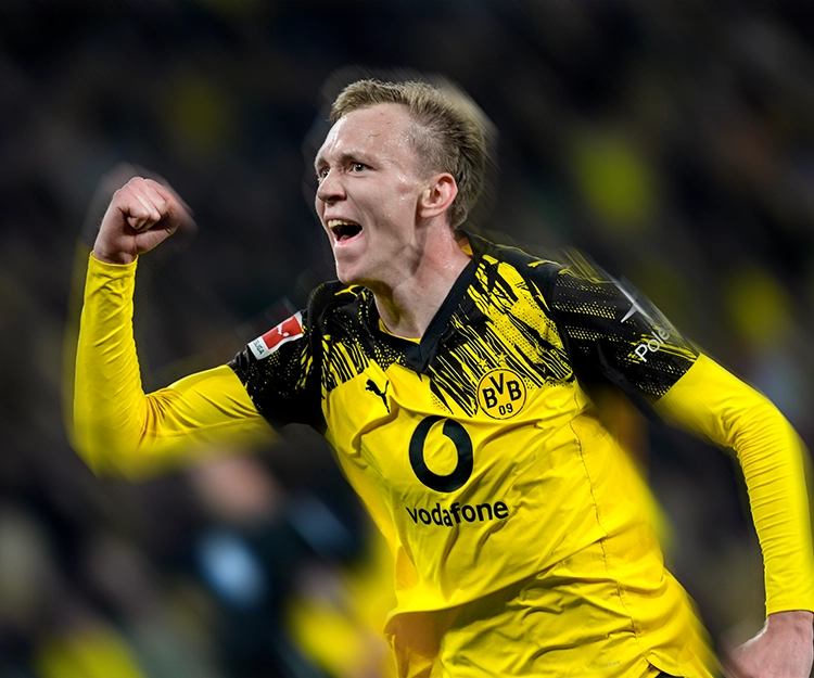 Beier celebrating his late winning goal, clenching his fist (photo)
