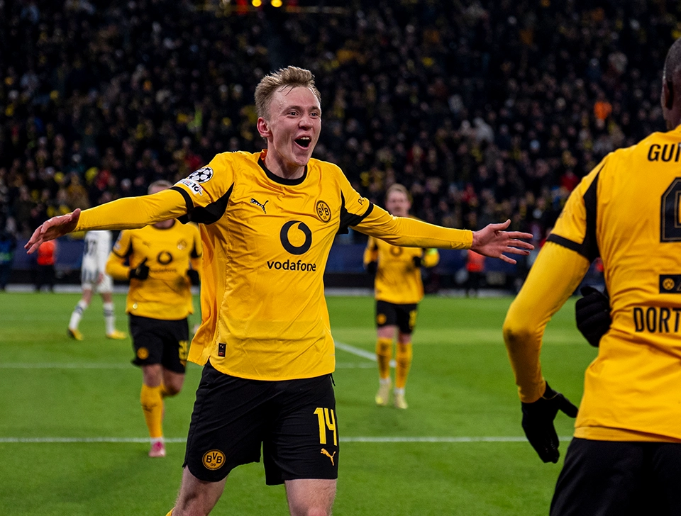 Beier running over to Guirassy in celebration, more BVB players in the background (photo)