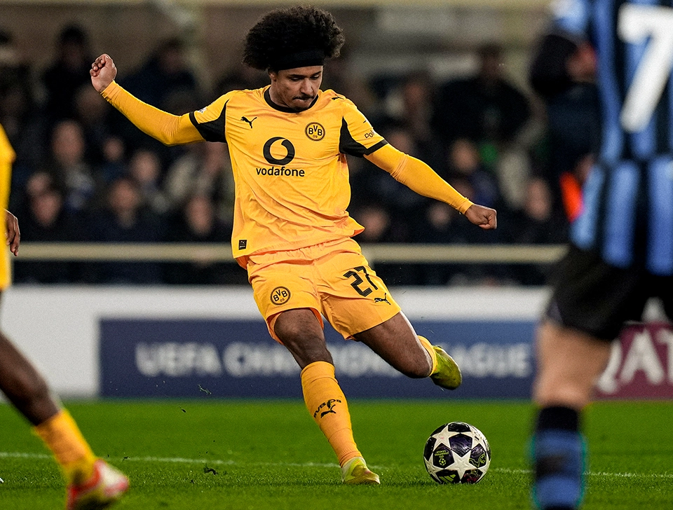 Adeyemi shooting with his left foot (photo)