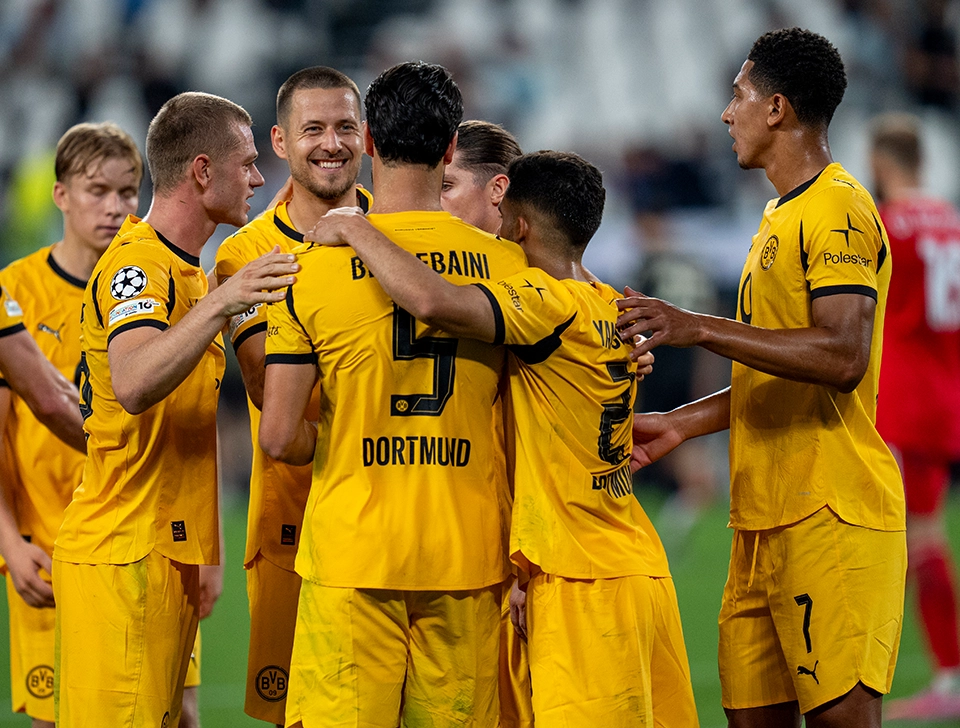 Several Dortmund players celebrating around Bensebaini (photo)