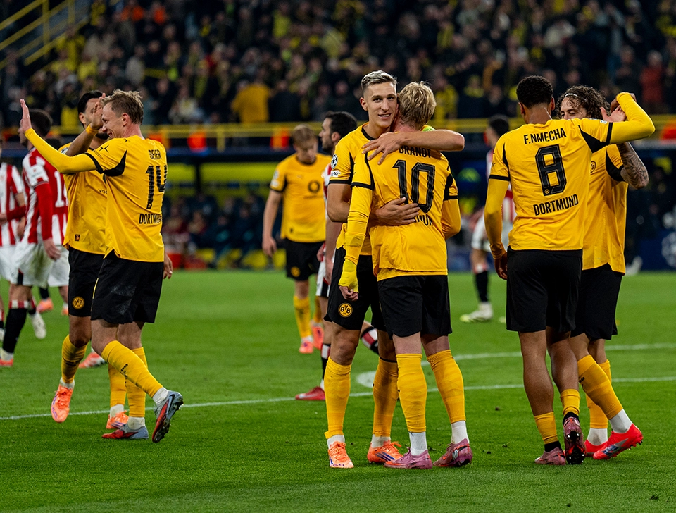 Several Dortmund players celebrating, Schlotterbeck hugging Brandt, Nmecha and Beier high-fiving teammates (photo)