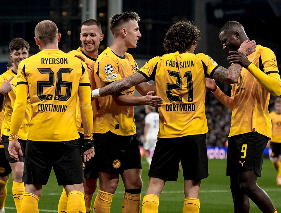 Dortmund players celebrating, gathered around Fabio Silva and Ryerson (photo)
