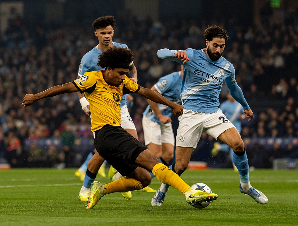 Adeyemi sliding in to try to poke the ball past a Man City defender (photo)