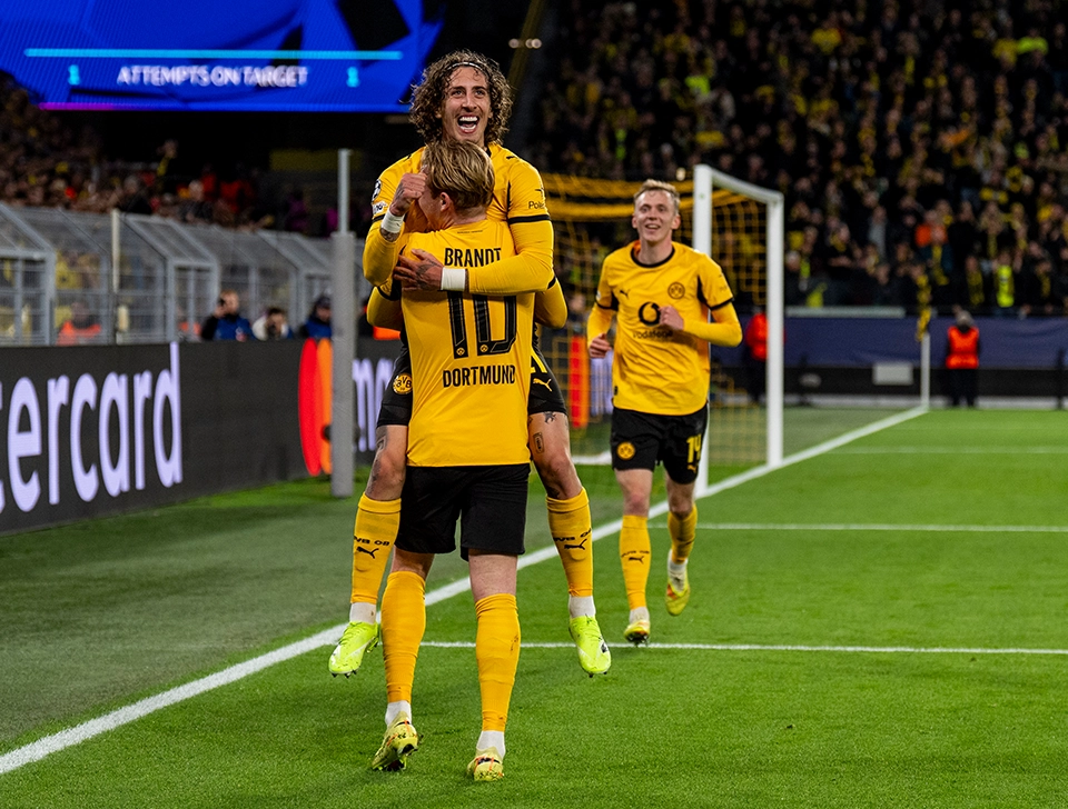 Brandt celebrating, Fabio Silva jumping on him and Beier running up in the background (photo)