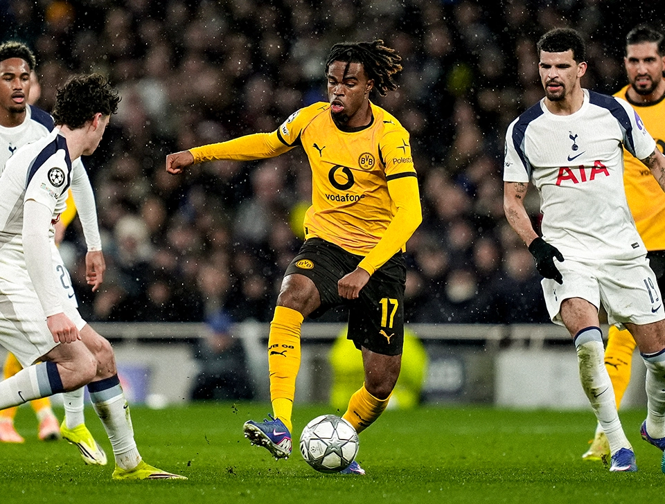 Chukwuemeka surrounded by four Tottenham players (photo)