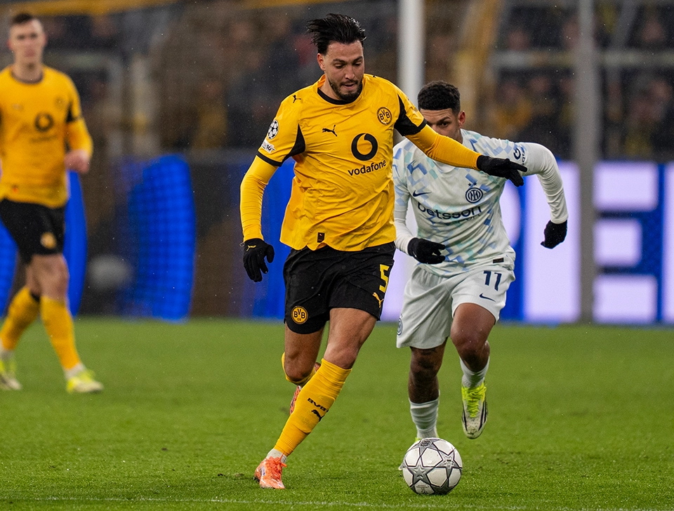 Bensebaini sprinting, chased by an Inter Milan player (photo)