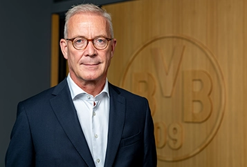 Thomas Treß – Managing Director – in a dark suit with a dark tie looks straight at the camera (photo)